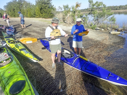 Hold the paddle with hands shoulder-width apart.